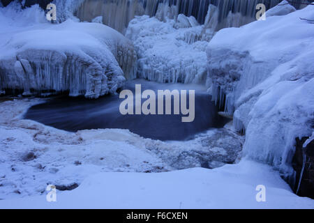 Cascade de glace dans un soir d'hiver froid Banque D'Images