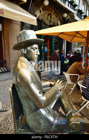 Terrasse de café Brasileira avec la statue de Fernando Pessoa. Lisbonne. Le Portugal. L'Europe Banque D'Images