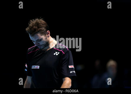 Londres, Royaume-Uni. 16 Nov, 2015. Stan Wawrinka de Suisse réagit lors du match contre Rafael Nadal d'Espagne à l'ATP World Tour finals à l'O2 Arena de Londres le 16 novembre 2015. Stan Wawrinka a perdu 0-2. Credit : Han Yan/Xinhua/Alamy Live News Banque D'Images
