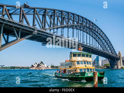 L'Australie, New South Wales, Sydney Harbour, Harbour ferry catamaran double acier Fishburn et Sydney Harbour Bridge Banque D'Images