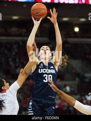 Columbus, Ohio, USA. 16 Nov, 2015. Connecticut Huskies avant Breanna Stewart (30) prend le tir dans le 100-56 victoire sur l'Etat d'Ohio à Columbus, Ohio. Brent Clark/CSM/Alamy Live News Banque D'Images