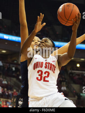 Columbus, Ohio, USA. 16 Nov, 2015. Ohio State Buckeyes Shayla avant Cooper (32) disques durs pour le panier dans le match contre les Huskies de UCONN à Columbus, Ohio. Brent Clark/CSM/Alamy Live News Banque D'Images