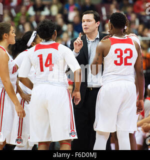 Columbus, Ohio, USA. 16 Nov, 2015. L'entraîneur-chef de l'état de l'Ohio Kevin McGuff encourage ses joueurs dans le match contre les Huskies de UCONN à Columbus, Ohio. Brent Clark/CSM/Alamy Live News Banque D'Images