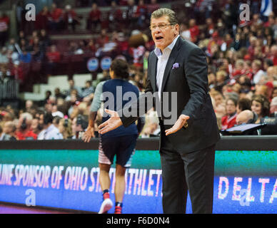 Columbus, Ohio, USA. 16 Nov, 2015. L'entraîneur-chef des Huskies Geno Auriemma les entraîneurs du banc dans le 100-56 victoire sur l'Etat d'Ohio à Columbus, Ohio. Brent Clark/CSM/Alamy Live News Banque D'Images