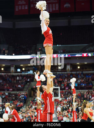 Columbus, Ohio, USA. 16 Nov, 2015. Ohio State Cheerleaders effectuer au cours de l'Ohio State vs UCONN Huskies game à Columbus, Ohio. Brent Clark/CSM/Alamy Live News Banque D'Images