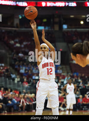 Columbus, Ohio, USA. 16 Nov, 2015. Ohio State Buckeyes guard Kianna Holland (12) tire un coup franc au premier trimestre contre UCONN à Columbus, Ohio. Brent Clark/CSM/Alamy Live News Banque D'Images