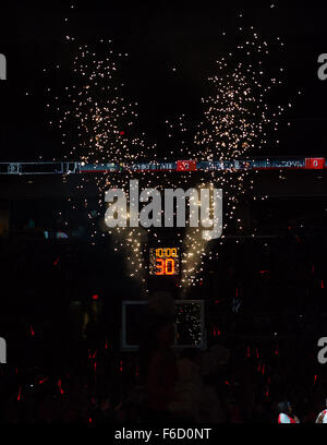 Columbus, Ohio, USA. 16 Nov, 2015. Pyrotecnics exploser avant l'Ohio State Women's Basketball jeu comme l'a pris sur UCONN à Columbus, Ohio. Brent Clark/CSM/Alamy Live News Banque D'Images