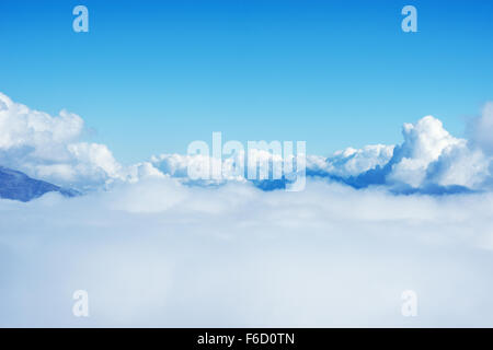 Nuages au-dessus de la montagne à la journée. Banque D'Images