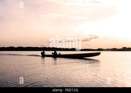 Cuyabeno, Equateur - 20 mars 2015 : Détente Balade en canoë au coucher du soleil dans le parc national de Cuyabeno, Équateur En Cuyabeno Banque D'Images