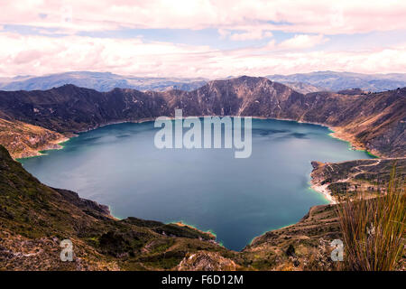 Lac de Quilotoa, Caldera remplis d'eau qui a été formé par l'effondrement du volcan, l'Amérique du Sud Banque D'Images