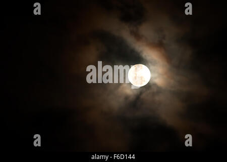 Le Clair de lune, la pleine lune brille sur le ciel noir, ciel de minuit Banque D'Images