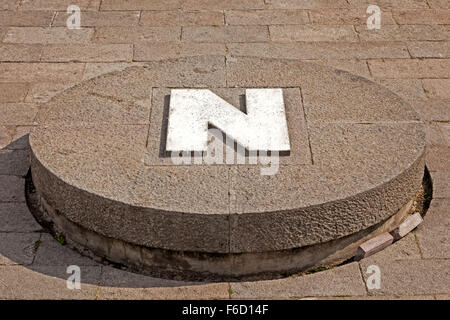 Monument Mitad Del Mundo qui marque le point par lequel passe l'Équateur, en Amérique du Sud Banque D'Images