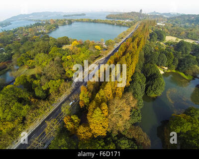 Hangzhou, la Turquie. 16 Nov, 2015. Photo aérienne prise le 1 décembre 2014, montre la place pittoresque du Lac de l'Ouest à Hangzhou, capitale de la Chine de l'est la province de Zhejiang. La Chine sera l'hôte de la 2016 Groupe de vingt (G20) dans la ville de Hangzhou, mieux connu pour son lac de l'Ouest, le 29 septembre 2006 4-5, le président chinois Xi Jinping a annoncé à Antalya, Turquie, le 16 novembre 2015. © Xu Yu/Xinhua/Alamy Live News Banque D'Images