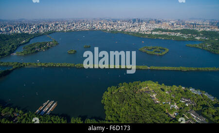 Hangzhou, la Turquie. 16 Nov, 2015. Photo aérienne prise le 12 mai 2015 montre l'endroit pittoresque lac de l'Ouest à Hangzhou, capitale de la Chine de l'est la province de Zhejiang. La Chine sera l'hôte de la 2016 Groupe de vingt (G20) dans la ville de Hangzhou, mieux connu pour son lac de l'Ouest, le 29 septembre 2006 4-5, le président chinois Xi Jinping a annoncé à Antalya, Turquie, le 16 novembre 2015. © Xu Yu/Xinhua/Alamy Live News Banque D'Images