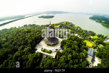 Hangzhou, la Turquie. 16 Nov, 2015. Photo aérienne prise le 9 juillet 2014 montre la place pittoresque de lac de l'Ouest à Hangzhou, capitale de la Chine de l'est la province de Zhejiang. La Chine sera l'hôte de la 2016 Groupe de vingt (G20) dans la ville de Hangzhou, mieux connu pour son lac de l'Ouest, le 29 septembre 2006 4-5, le président chinois Xi Jinping a annoncé à Antalya, Turquie, le 16 novembre 2015. © Xu Yu/Xinhua/Alamy Live News Banque D'Images