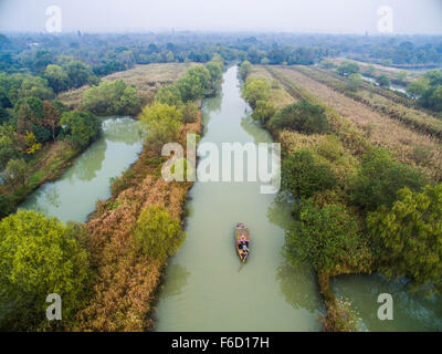 Hangzhou, la Turquie. 16 Nov, 2015. Photo aérienne prise le 3 novembre 2015 montre le décor de l'automne de l'Xixi Wetland à Hangzhou, capitale de la Chine de l'est la province de Zhejiang. La Chine sera l'hôte de la 2016 Groupe de vingt (G20) dans la ville de Hangzhou, mieux connu pour son lac de l'Ouest, le 29 septembre 2006 4-5, le président chinois Xi Jinping a annoncé à Antalya, Turquie, le 16 novembre 2015. © Xu Yu/Xinhua/Alamy Live News Banque D'Images