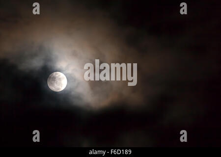 Pleine lune sur noir foncé avec des Étoiles du Ciel et nuages Banque D'Images