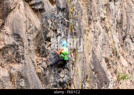 Défi de basalte de Tungurahua, Hispanic Girl Climbing A Rock Wall Banque D'Images