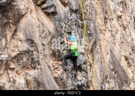 Banos, Equateur - 30 novembre 2014 : Défi de basalte de Tungurahua, tenace Girl Climbing une paroi rocheuse dans Banos Banque D'Images