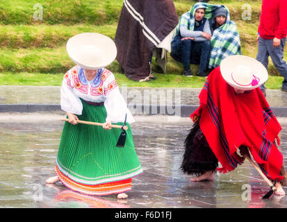 Ingapirca, Equateur - 20 juin 2015 : non identifie les couples célébrant l'honneur, de l'Inti Raymi Inti dans les régimes alimentaires Ingapirca Banque D'Images
