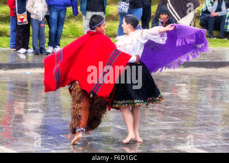 Ingapirca, Equateur - 20 juin 2015 : Jeune couple Celebrating Inti Raymi, fête du Soleil à Ingapirca Banque D'Images