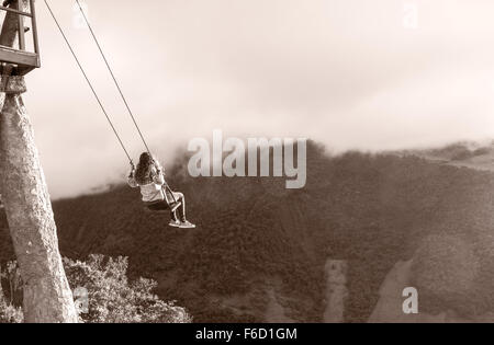 Silhouette de jeune fille sur une balançoire, Casa del Arbol, Equateur, Style noir et blanc Banque D'Images