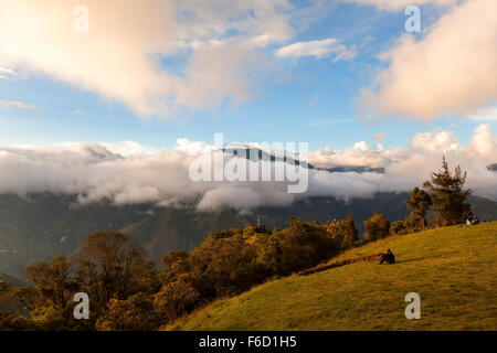 Groupe de randonneurs heureux de prendre un pique-nique dans les montagnes des Andes au-dessus des nuages Banque D'Images