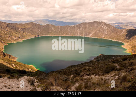 Lac de Quilotoa est la Caldeira remplis d'eau qui a été formé par l'effondrement du volcan après une éruption catastrophique Banque D'Images