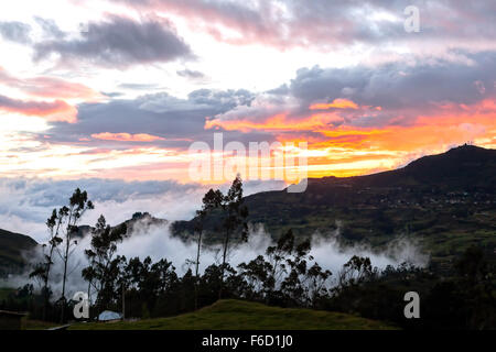 Coucher du soleil dans un village dans les contreforts des Andes, en Amérique du Sud Banque D'Images