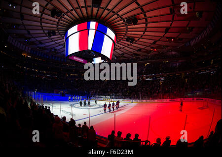 Manhattan, New York, USA. 15 Nov, 2015. Une vue générale du Madison Square Garden rendant hommage aux victimes du terrorisme à Paris, France, durant le match entre les Rangers de New York et les Maple Leafs de Toronto au Madison Square Garden, à Manhattan, New York . Crédit obligatoire : Kostas Lymperopoulos/CSM/Alamy Live News Banque D'Images