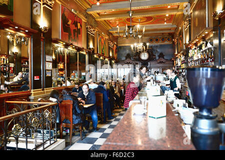 Un café Brasileira, Largo do Chiado. Lisbonne, Portugal. L'Europe. Banque D'Images