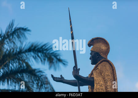 Une vue de la Statue du Roi Kamehameha en face de l'Aliʻiolani Hale se trouvant au centre-ville d'Honolulu. Banque D'Images