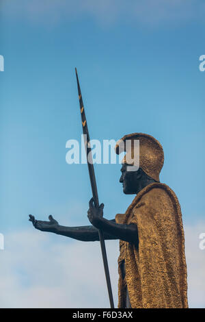 Une vue de la Statue du Roi Kamehameha en face de l'Aliʻiolani Hale se trouvant au centre-ville d'Honolulu. Banque D'Images