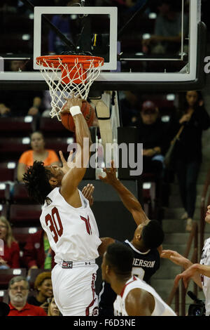 16 novembre, 2015 : s30 obtient le rebond dans la première moitié du match de basket-ball de NCAA entre l'Oral Roberts l'Aigle royal et la South Carolina Gamecocks de Colonial Life Arena de Columbia, SC. Scott Kinser/CSM Banque D'Images