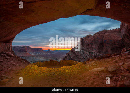 Coucher du soleil sur les couleurs éclatantes de l'intérieur de la Fausse Kiva Canyonlands National Park Moab Utah United States USA Paysage Banque D'Images