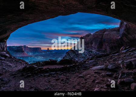 Coucher du soleil sur les couleurs éclatantes de l'intérieur de la Fausse Kiva Canyonlands National Park Moab Utah United States USA Paysage Banque D'Images