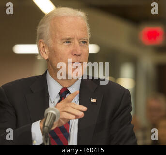 Los Angeles, Californie, USA. 16 Nov, 2015. Le vice-président Joe Biden a parlé de l'importance d'aider les innovateurs et les entrepreneurs pour la vie des travailleurs, les investisseurs et les consommateurs comme des produits de l'avant en tirant parti des ressources durables.---le Vice-président américain Joe Biden a siégé à Los Angeles à l'Incubateur CleanTech à l'événement Table ronde LA Kretz Innovation Centre dans l'Arts District Sud du centre-ville le lundi après-midi. Credit : ZUMA Press, Inc./Alamy Live News Banque D'Images