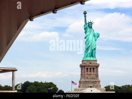 De la Statue de la liberté depuis le bateau, la ville de New York. Banque D'Images