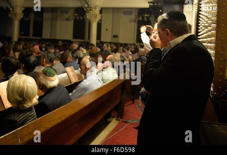 New York, USA. 16 Nov, 2015. Un homme pleure durant sa première au Park East Synagogue à New York, États-Unis, 16 novembre 2015. Le documentaire 'SURVIE à Shanghai' rappelle l'histoire de plus de 20 000 Juifs fuyant à Shanghai, la Chine orientale, durant la Seconde Guerre mondiale. Credit : Wang Lei/Xinhua/Alamy Live News Banque D'Images