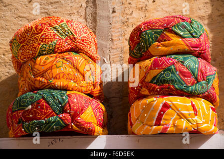 Turbans traditionnels du Rajasthan conservés pour vendre, Jaisalmer, Rajasthan, Inde, Asie Banque D'Images