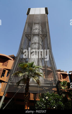 Tour éolienne à Masdar City, vue avant - La Ville zéro carbone, Abu Dhabi Banque D'Images