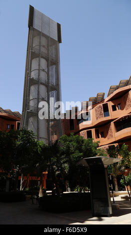 Tour éolienne à Masdar City- La Ville zéro carbone, Abu Dhabi Banque D'Images