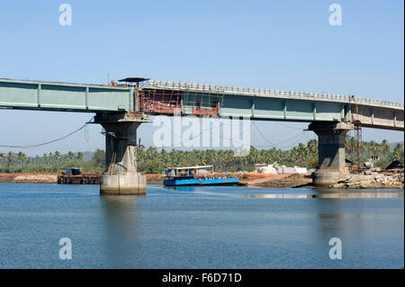 Ferry boat en rivière et le pont en construction, Goa, Inde, Asie Banque D'Images