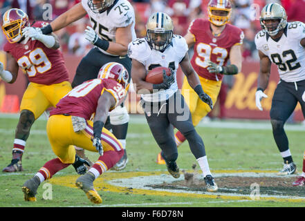 New Orleans Saints d'utiliser de nouveau Tim Hightower (34) porte le ballon à la fin du quatrième trimestre contre l'Redskins de Washington à FedEx Field à Landover, Maryland le dimanche, Novembre 15, 2015. Les Redskins a gagné le match 47 - 14. Credit : Ron Sachs/CNP - AUCUN FIL SERVICE - Banque D'Images