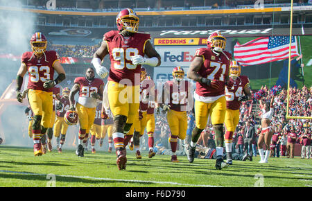 Redskins de Washington à l'extérieur de secondeur Trent Murphy (93), défensive fin Chris Baker (92), la défense s'attaquer Ricky Jean François (99), à l'intérieur de linebacker sera Compton (51), défensive fin Jason Hatcher (97) offensive, s'attaquer à la Trent Williams (71), et le secondeur Mason Foster (54) courir sur le terrain que leur équipe est introduite avant le match New Orleans Saints contre les Redskins de Washington à FedEx Field à Landover, Maryland le dimanche, Novembre 15, 2015. Credit : Ron Sachs/CNP - AUCUN FIL SERVICE - Banque D'Images