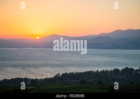 Coucher de soleil sur la mer de Galilée de Ramot, Hauteurs du Golan, Israël, Moyen Orient. Banque D'Images