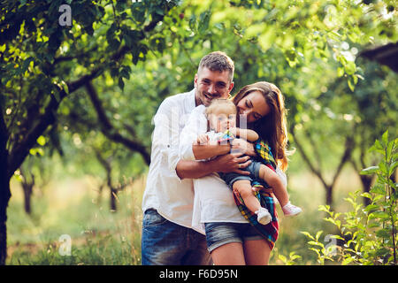 Papa, maman et petite fille à la ferme Banque D'Images