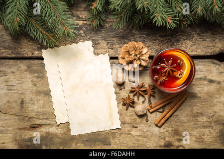 Vin chaud recette de Noël avec fond de carte papier vintage et branches de sapins. Voir l'image haut de page Banque D'Images