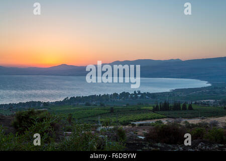 Coucher de soleil sur la mer de Galilée de Ramot, Hauteurs du Golan, Israël, Moyen Orient. Banque D'Images