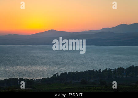 Coucher de soleil sur la mer de Galilée de Ramot, Hauteurs du Golan, Israël, Moyen Orient. Banque D'Images